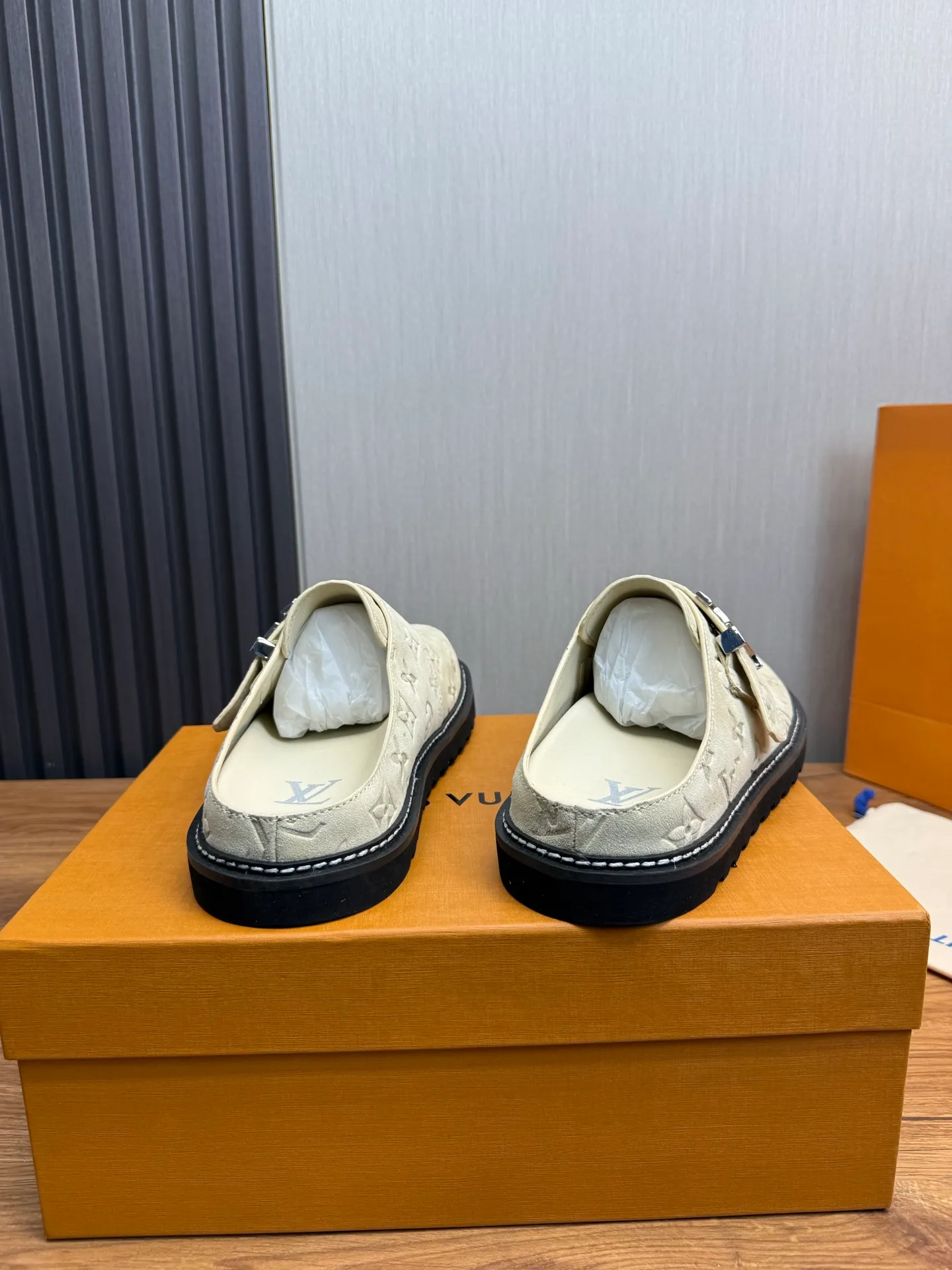 Men's men's shoes 460💰 Lv. Popular couple slippers hot sale🩷💚 🩴Official website one to one production 35-45 sizes 45 46 🉑️Customized!